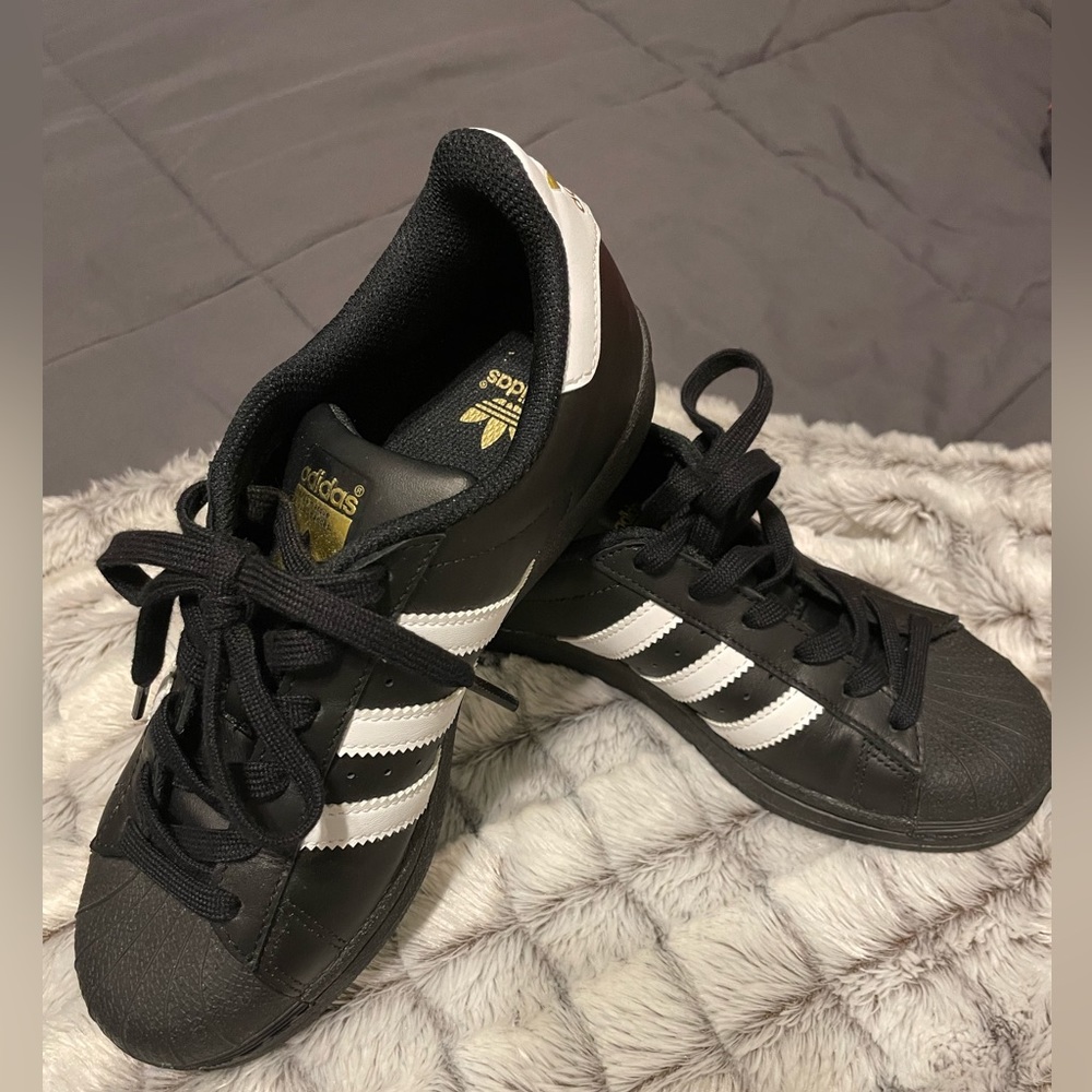 Adidas Size 5 1/2 in Kids